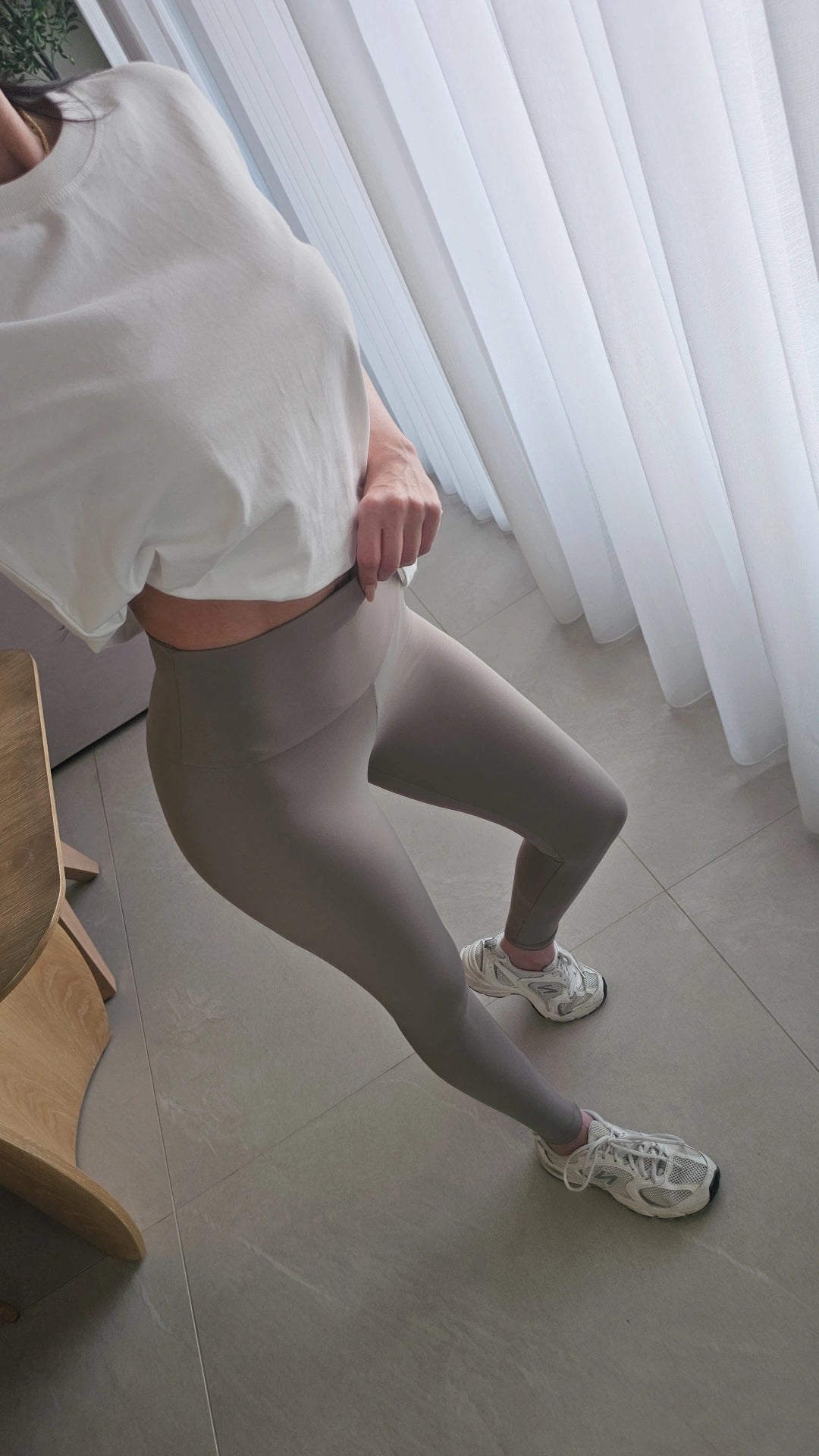 High to mid waisted ankle-length legging
