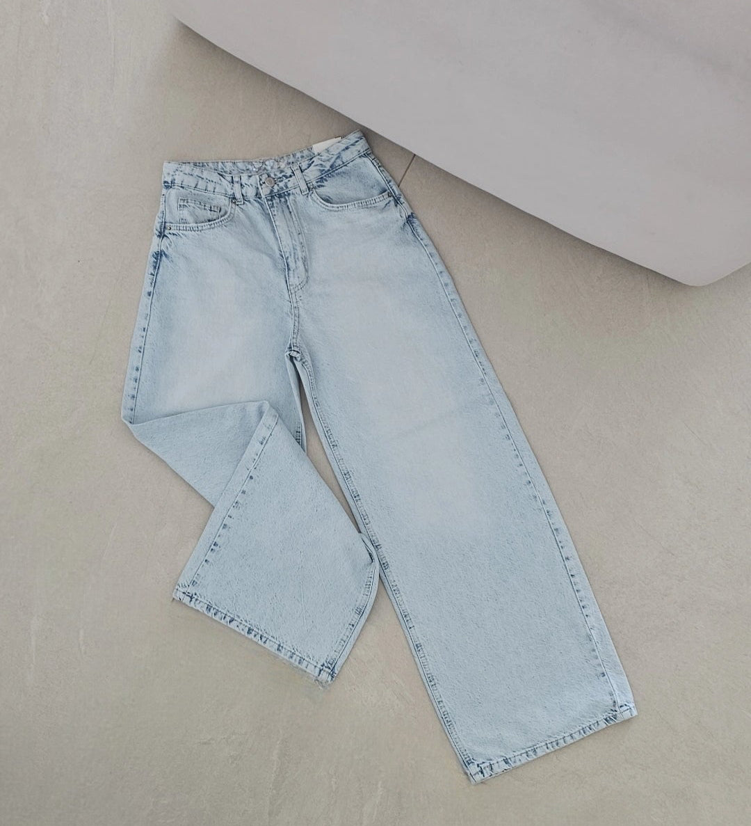 Light-wash wide-leg baggy jeans