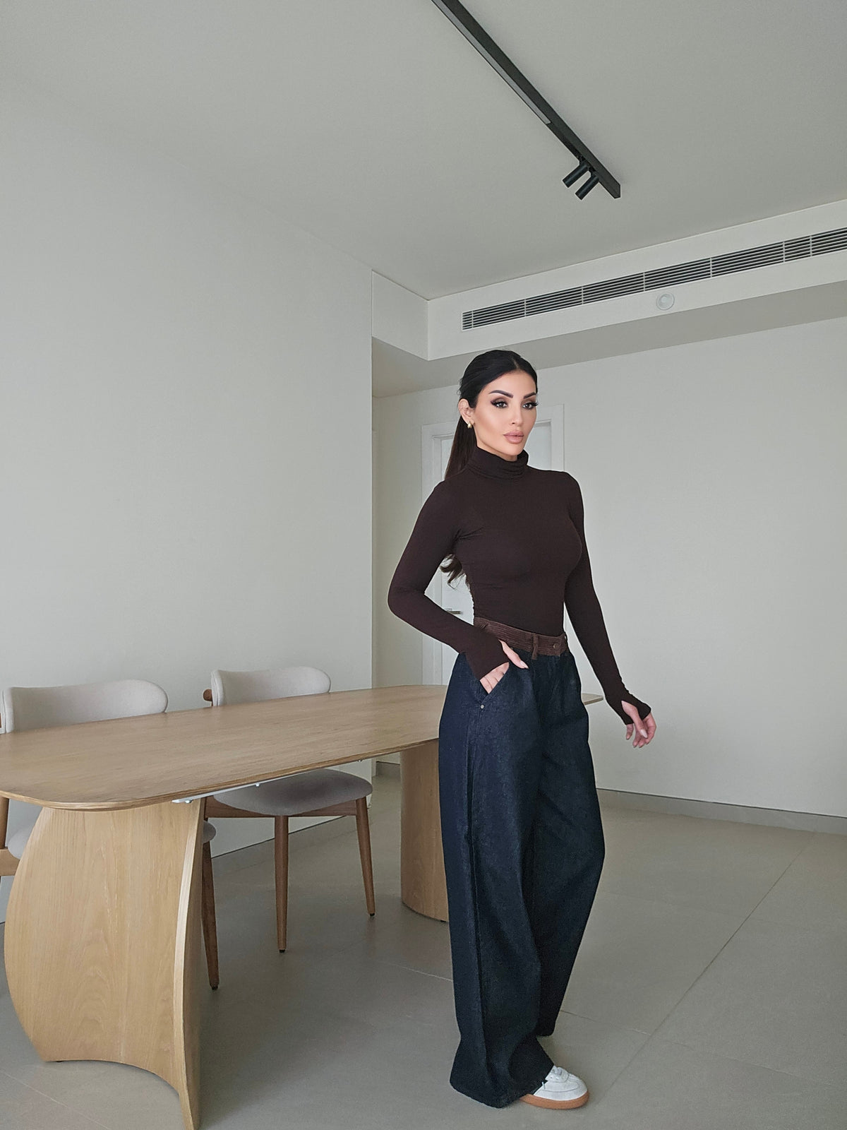 High-rise wide-leg baggy dark wash denim jeans with a brown contrast waistband