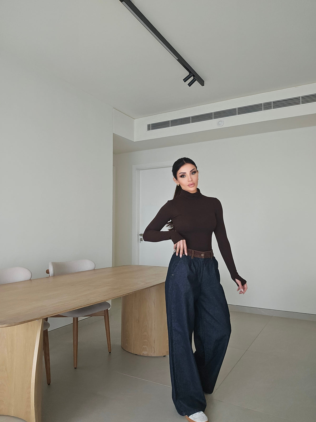 High-rise wide-leg baggy dark wash denim jeans with a brown contrast waistband