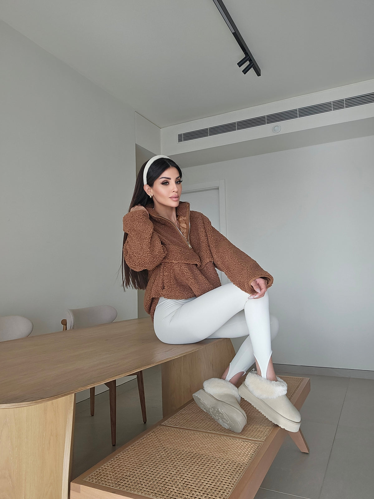 Fleece-lined foot-cutout stirrup legging