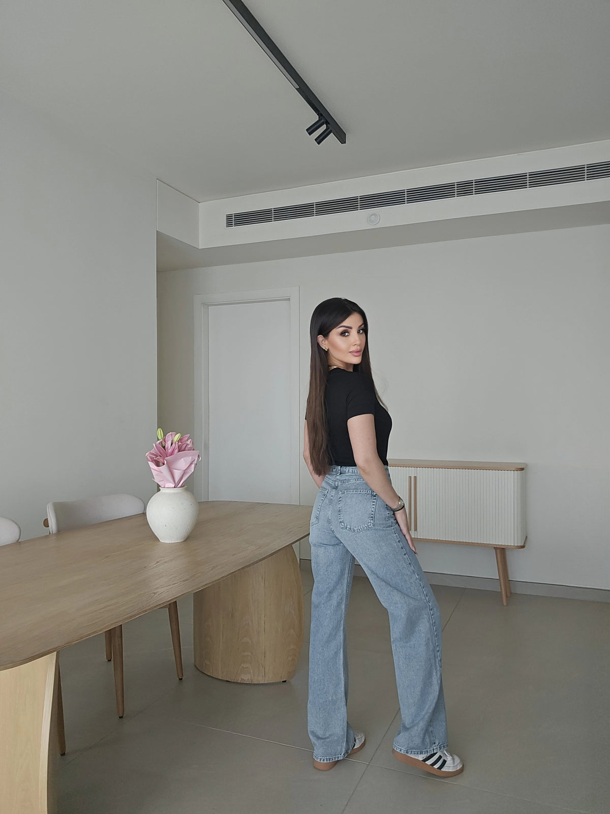 High-waisted straight-cut jeans