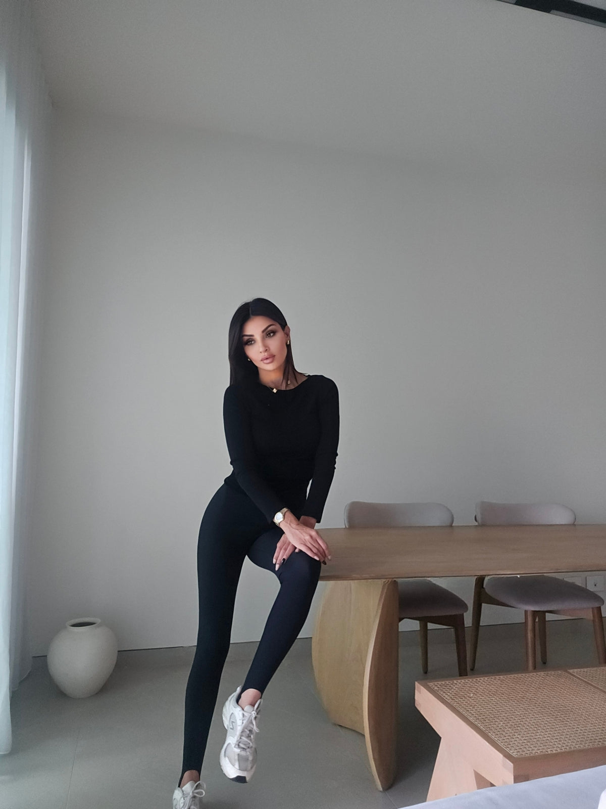 Stirrup leggings with foot cutouts