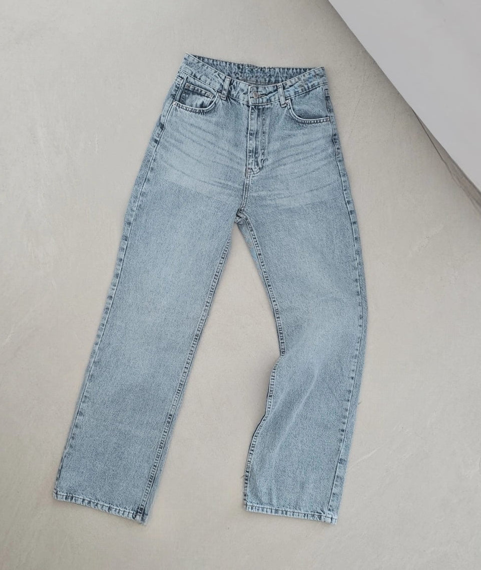 High-waisted straight-cut jeans