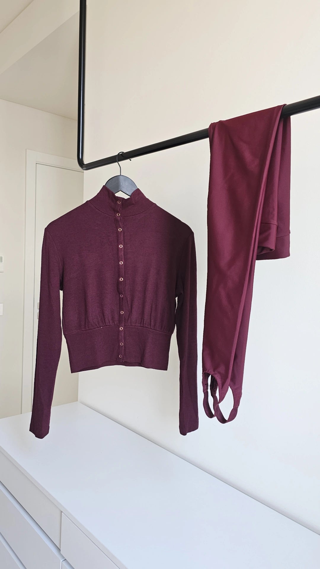 Stirrup leggings with foot cutouts
