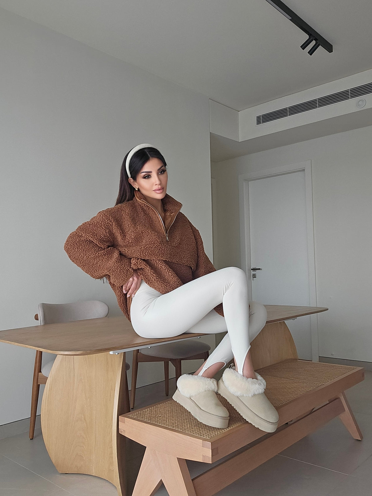 Fleece-lined foot-cutout stirrup legging