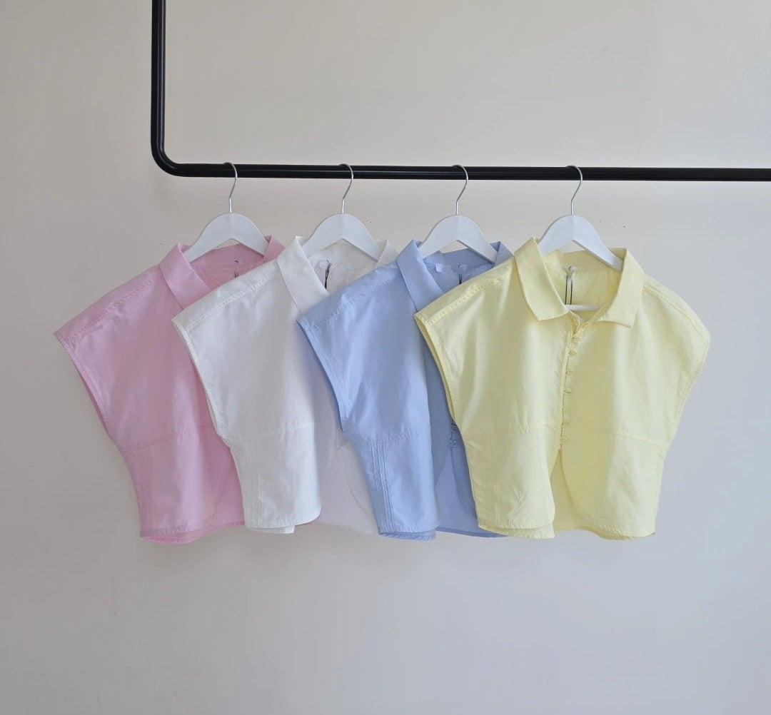 Short-sleeve cropped button-down cotton shirt with a curved hem