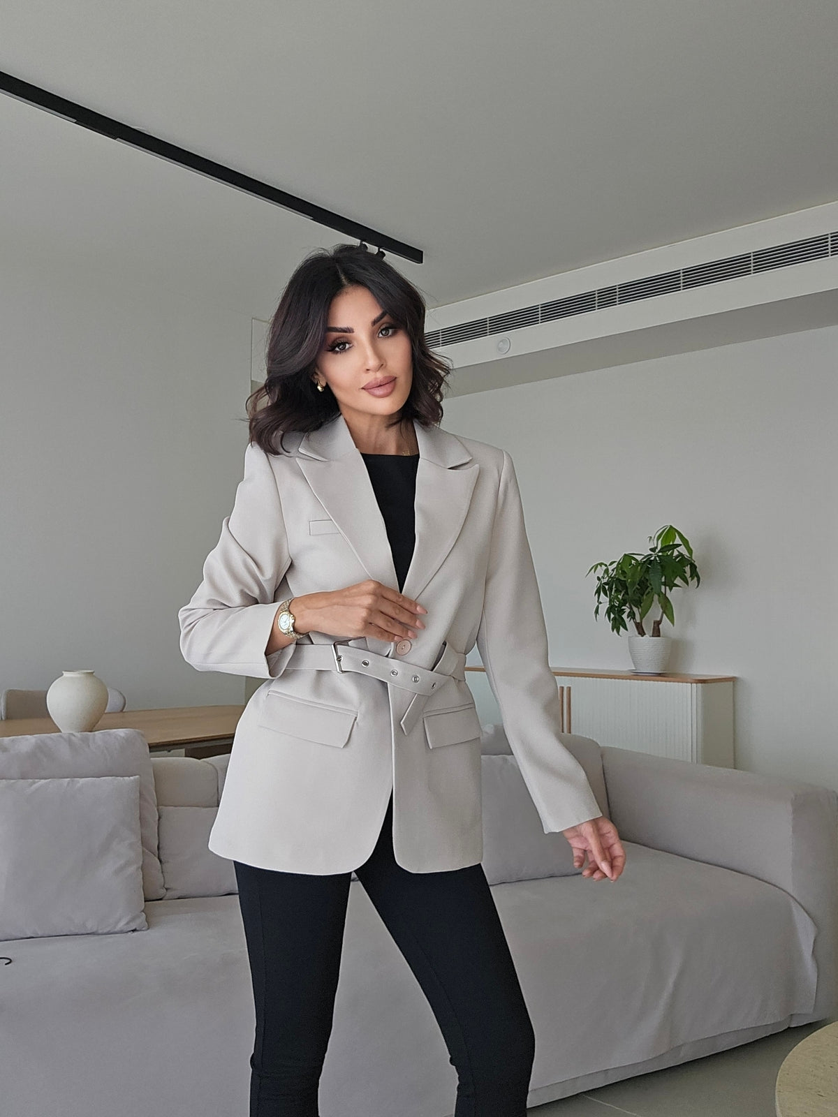 Single -breasted notch-lapel belted tailored blazer with eyelet waist belt