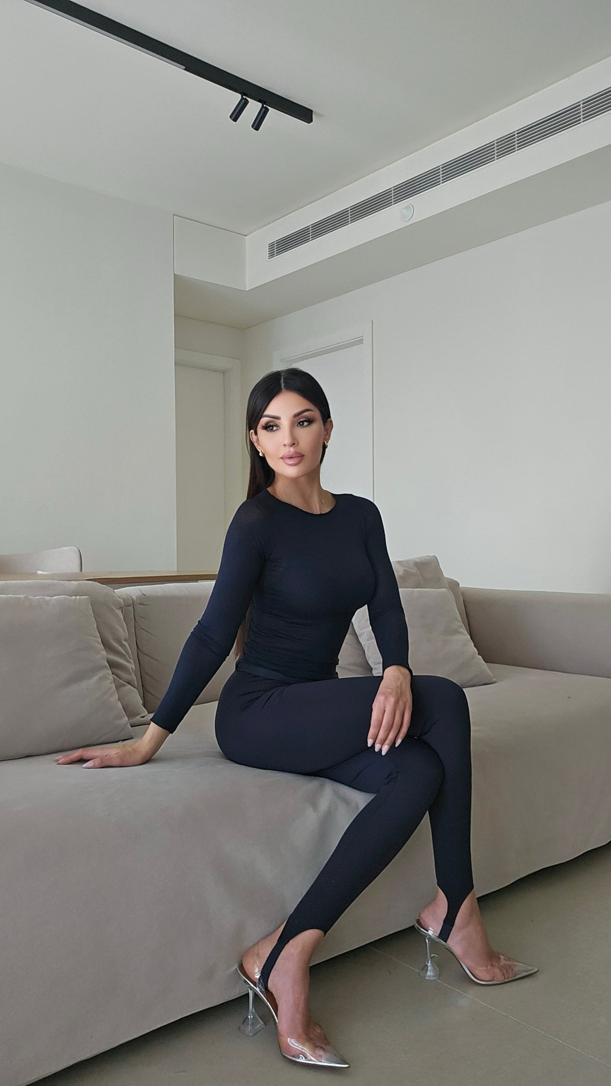 Stirrup leggings with foot cutouts